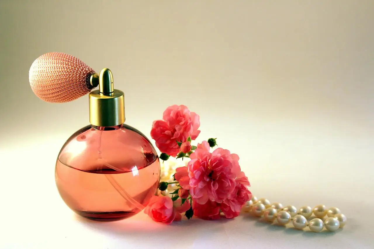 bottle, perfume, roses-2812214.jpg